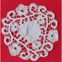 Rond handgemaakt kanten kleedje